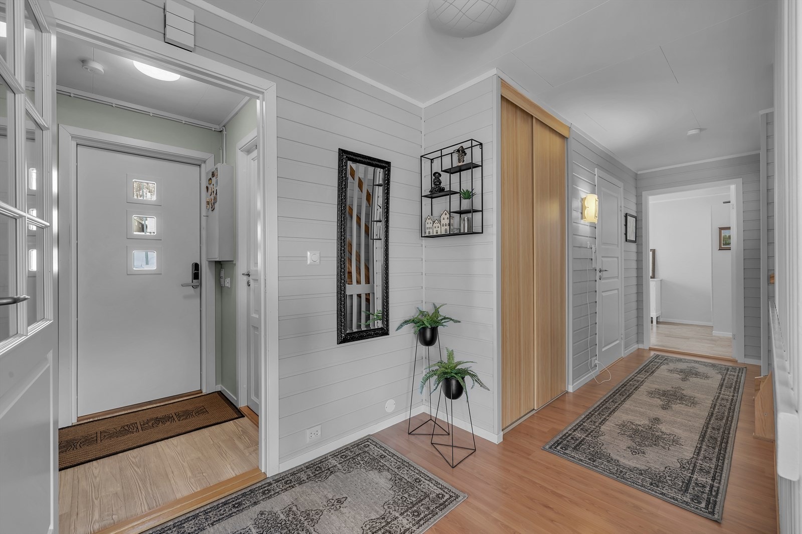 Velkommen inn! Innbydende entré med gode muligheter for både oppheng og oppbevaring av yttertøy og sko. Galleribilde