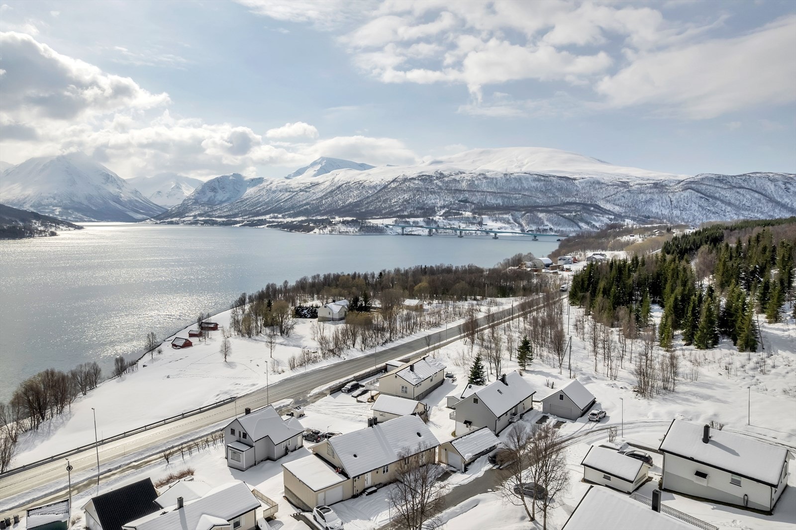 Med friareal rett utenfor tomte grensen får du en skjermet beliggenhet. Galleribilde