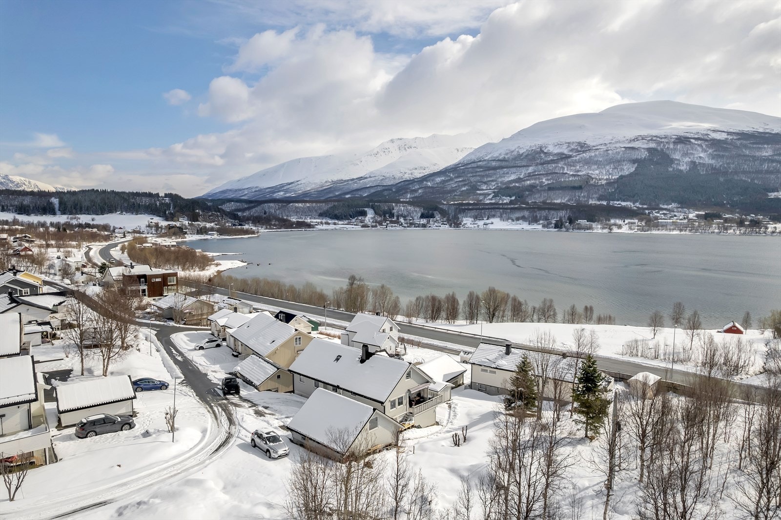Her bor du i et rolig nabolag, med umiddelbar nærhet til både sjø og natur. Galleribilde