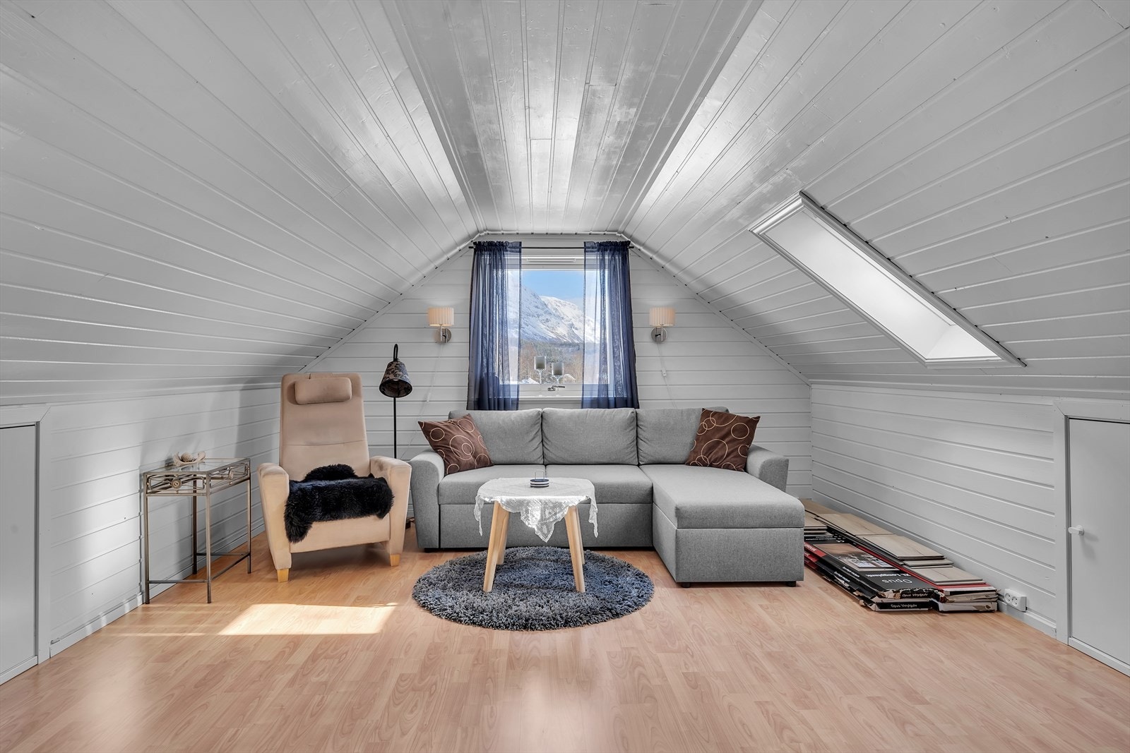 Koselig loftstue, hvor man kan slå seg ned med beina høyt foran TV-en. Galleribilde