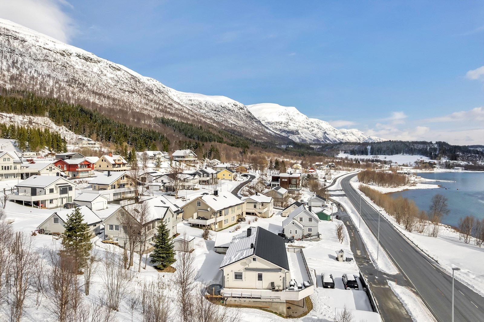 Boligen ligger i Ramfjorden, ca. 25 min kjøring fra Tromsø. Galleribilde