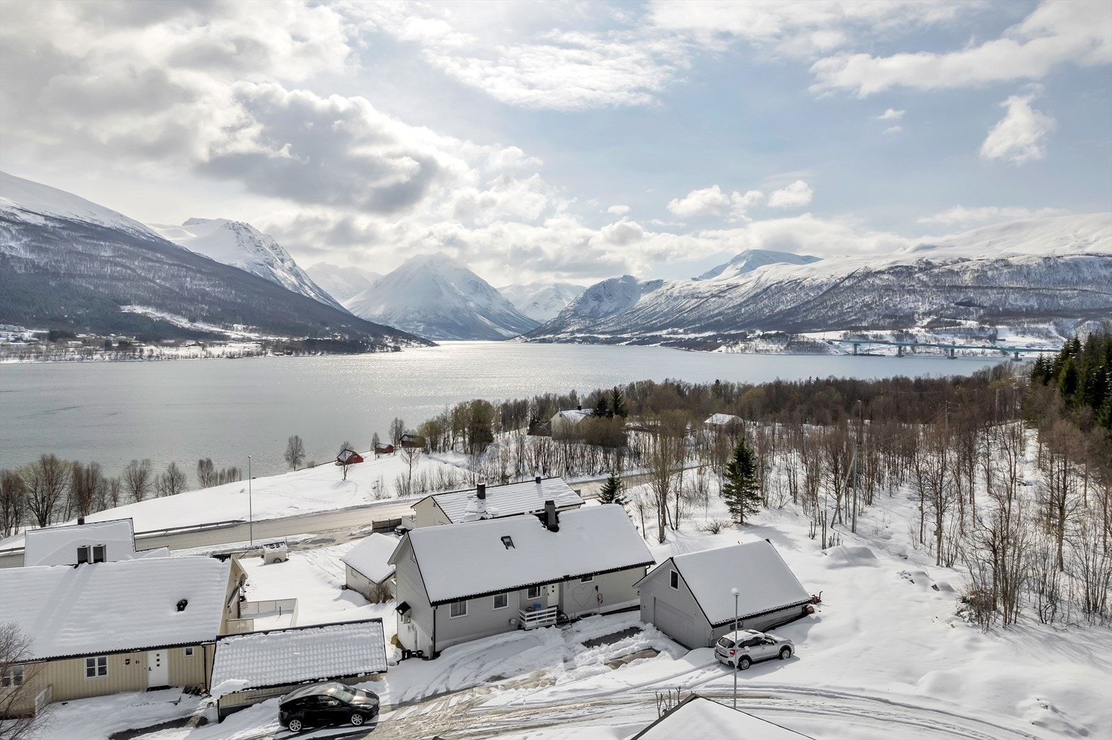 En flott og innholdsrik enebolig i rolige og naturskjønne omgivelser, dobbel garasje, godkjent utleiedel og barnevennlig beliggenhet! Galleribilde