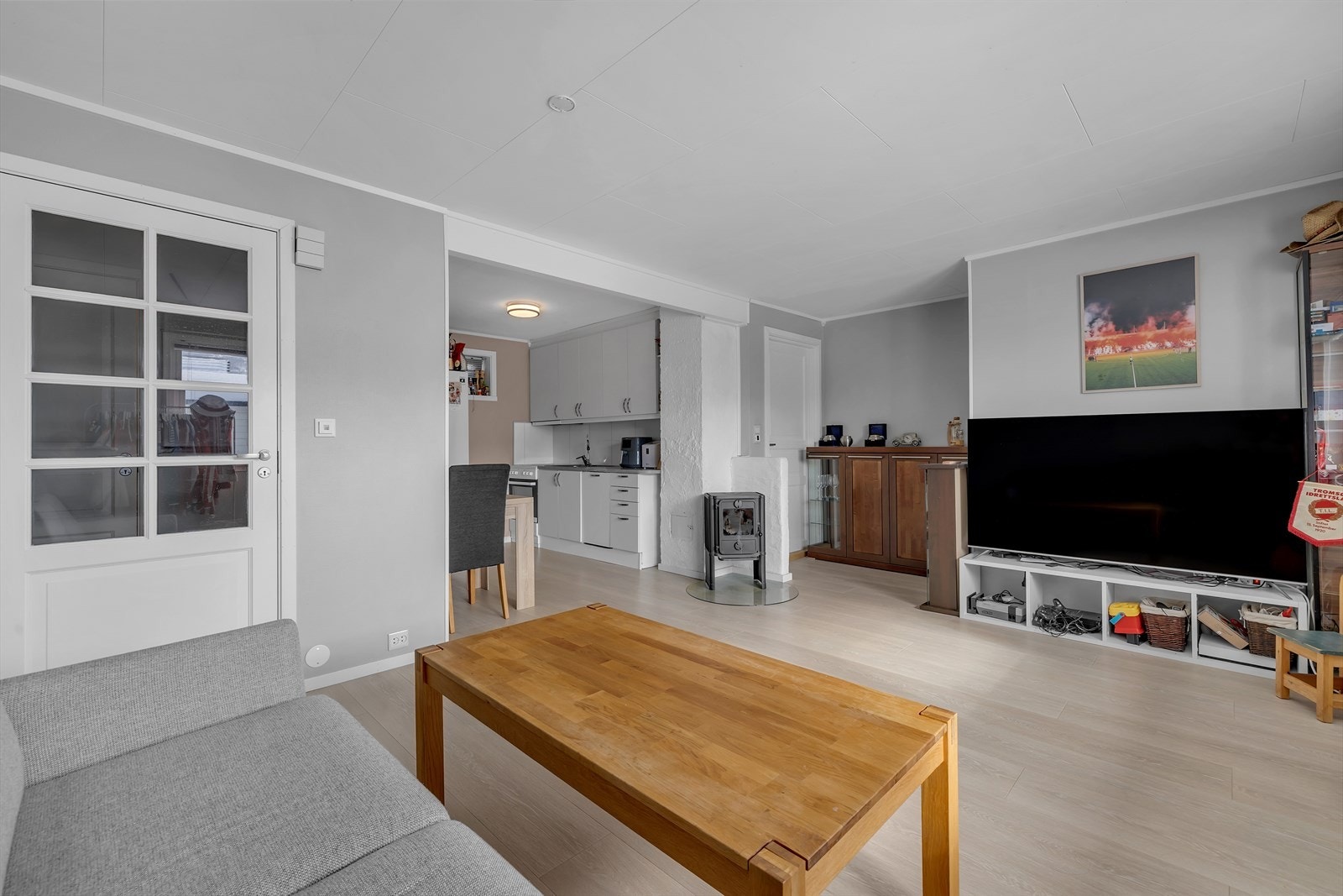Stue og kjøkken i åpen løsning, samt peis og gode møbleringsmuligheter. Galleribilde