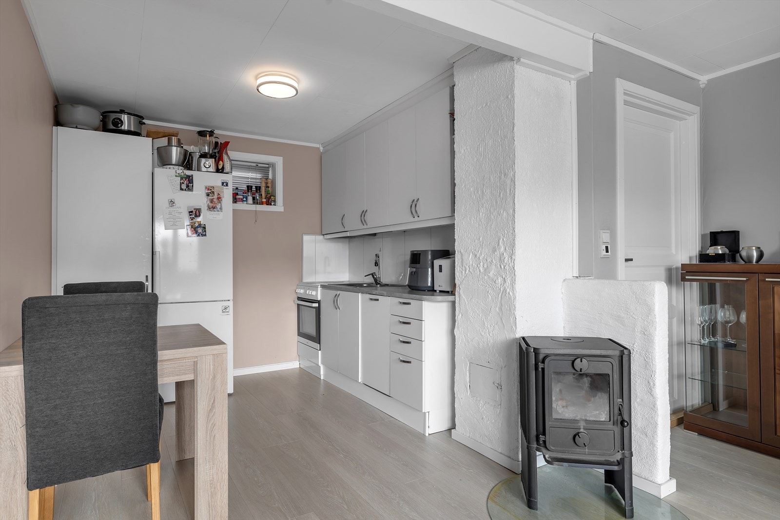 Kjøkken med plass til spisebord like ved. Galleribilde
