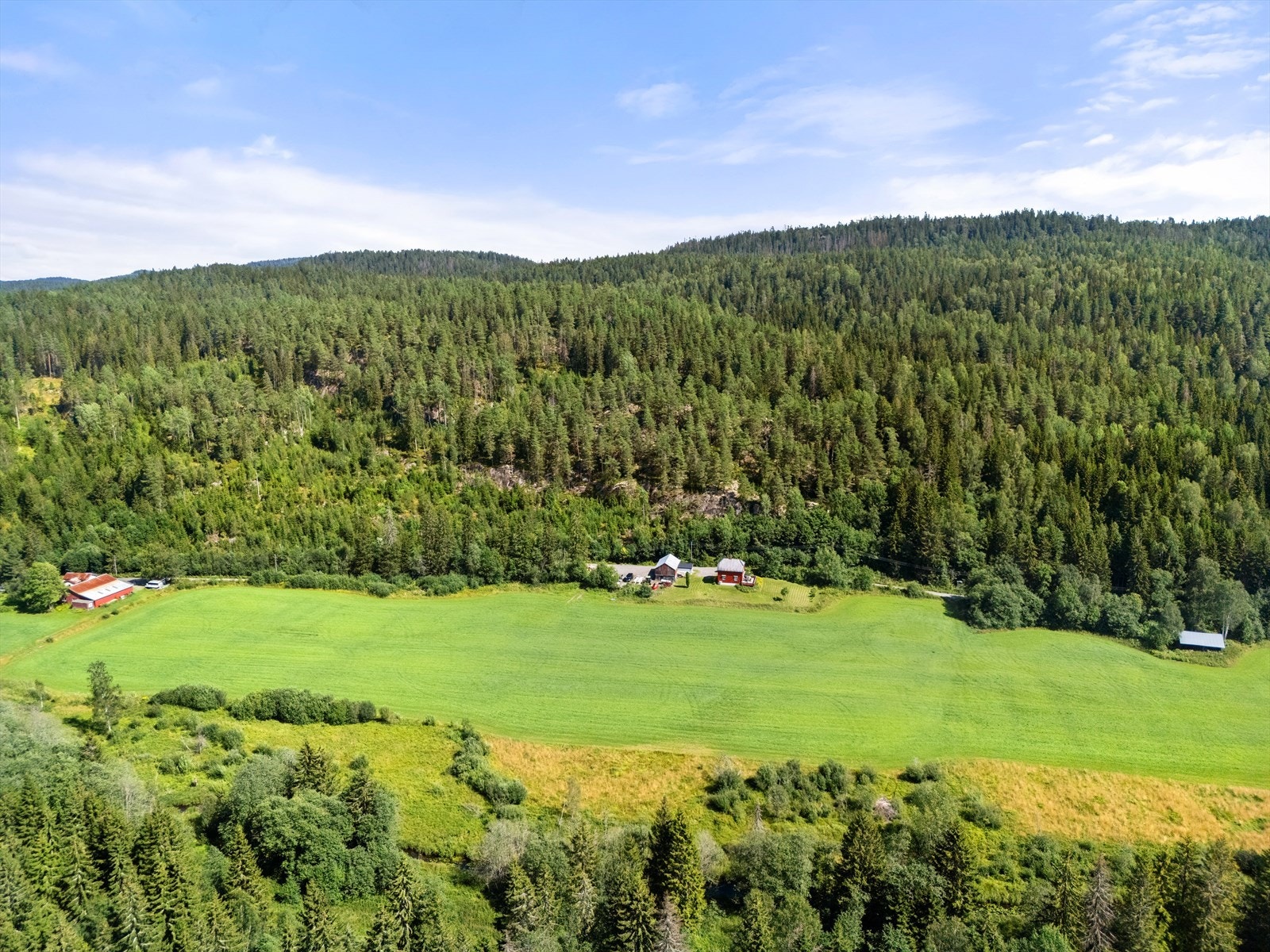 Kirkerudveien 121 kombinerer fredfull natur med kort vei til Oslo, skoler og kjøpesentre. Galleribilde