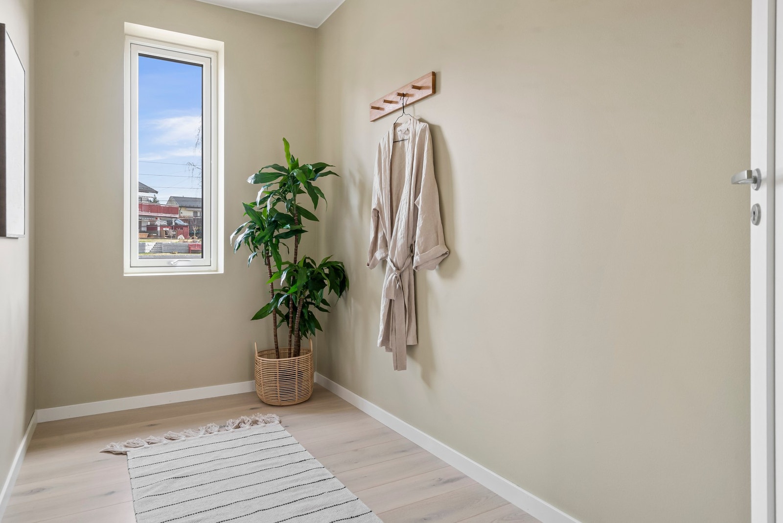 Walk-in garderobe i tilknytning til hovedsoverommet Galleribilde