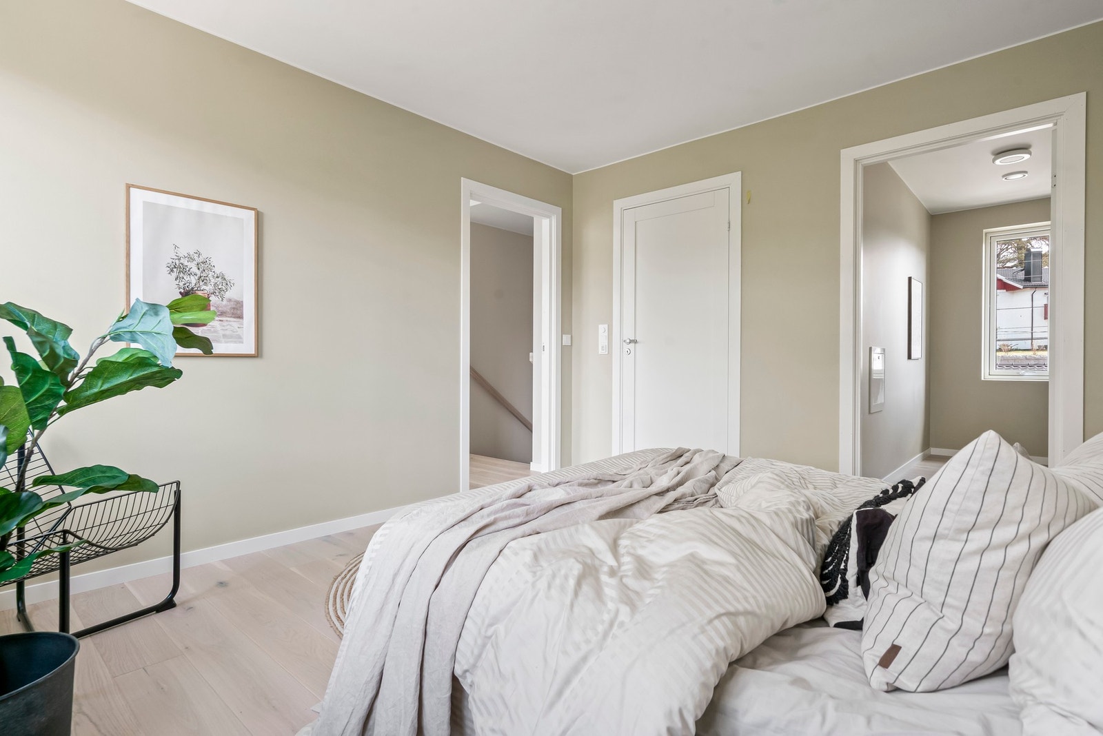 Hovedsoverommet fremstår som rolig og harmonisk med behagelige fargetoner. På hovedsoverommet er det en suite og walk-in garderobe Galleribilde