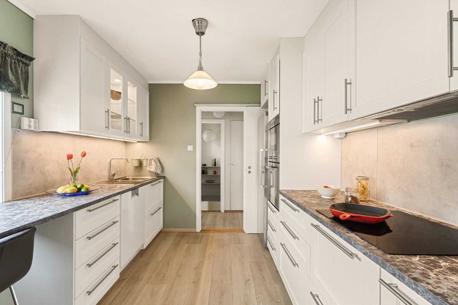 Kjøkkeninnredningen er fra 2022 og leveres av IKEA, med profilerte fronter og slitesterk laminat benkeplate med nedfelt oppvaskkum i rustfritt stål. Galleribilde