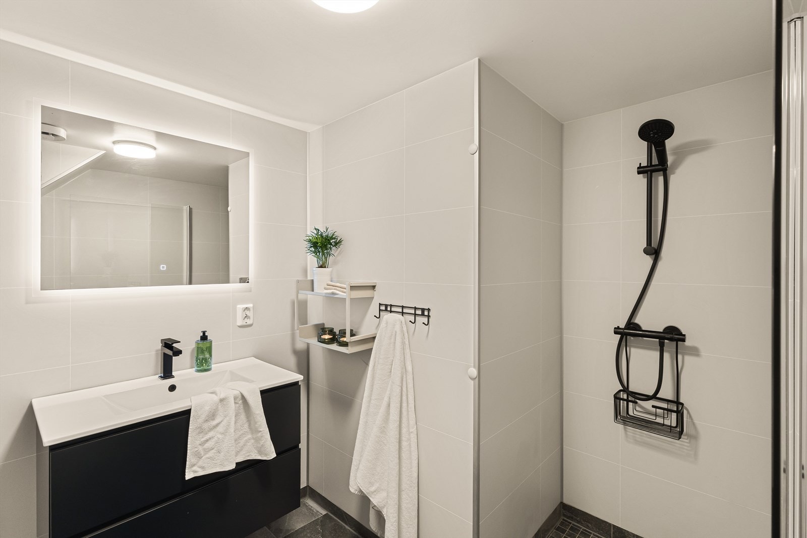 Badet i underetasjen ble også pusset opp i 2022 og holder en gjennomgående god standard. Galleribilde