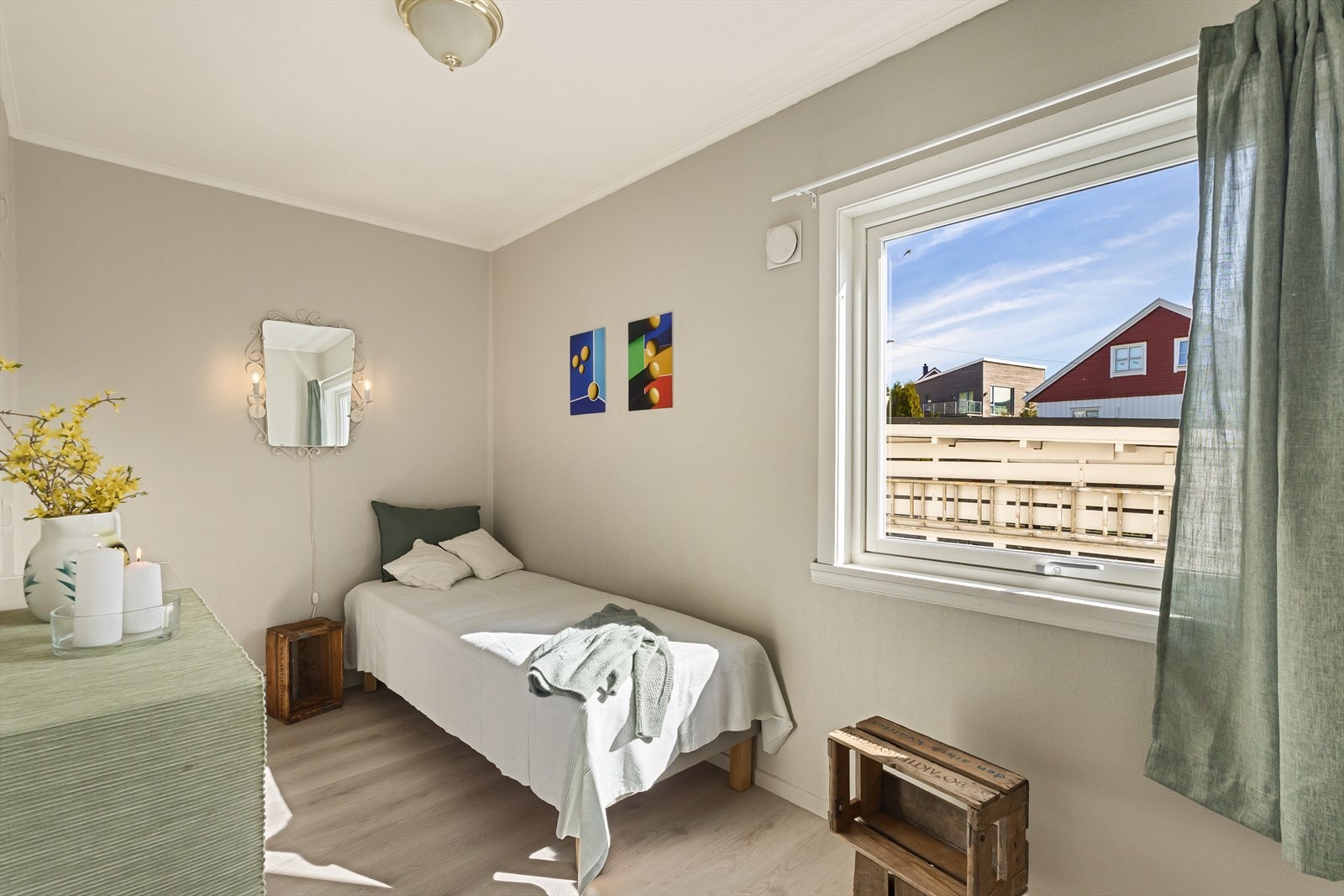 Det andre soverommet i etasjen er noe mindre, men har likevel plass til seng og oppbevaring. Galleribilde
