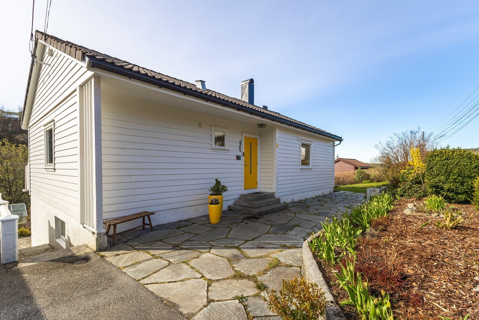 Eiendommen ligger rolig til, samtidig som den har kort avstand til det meste man trenger i hverdagen. Galleribilde