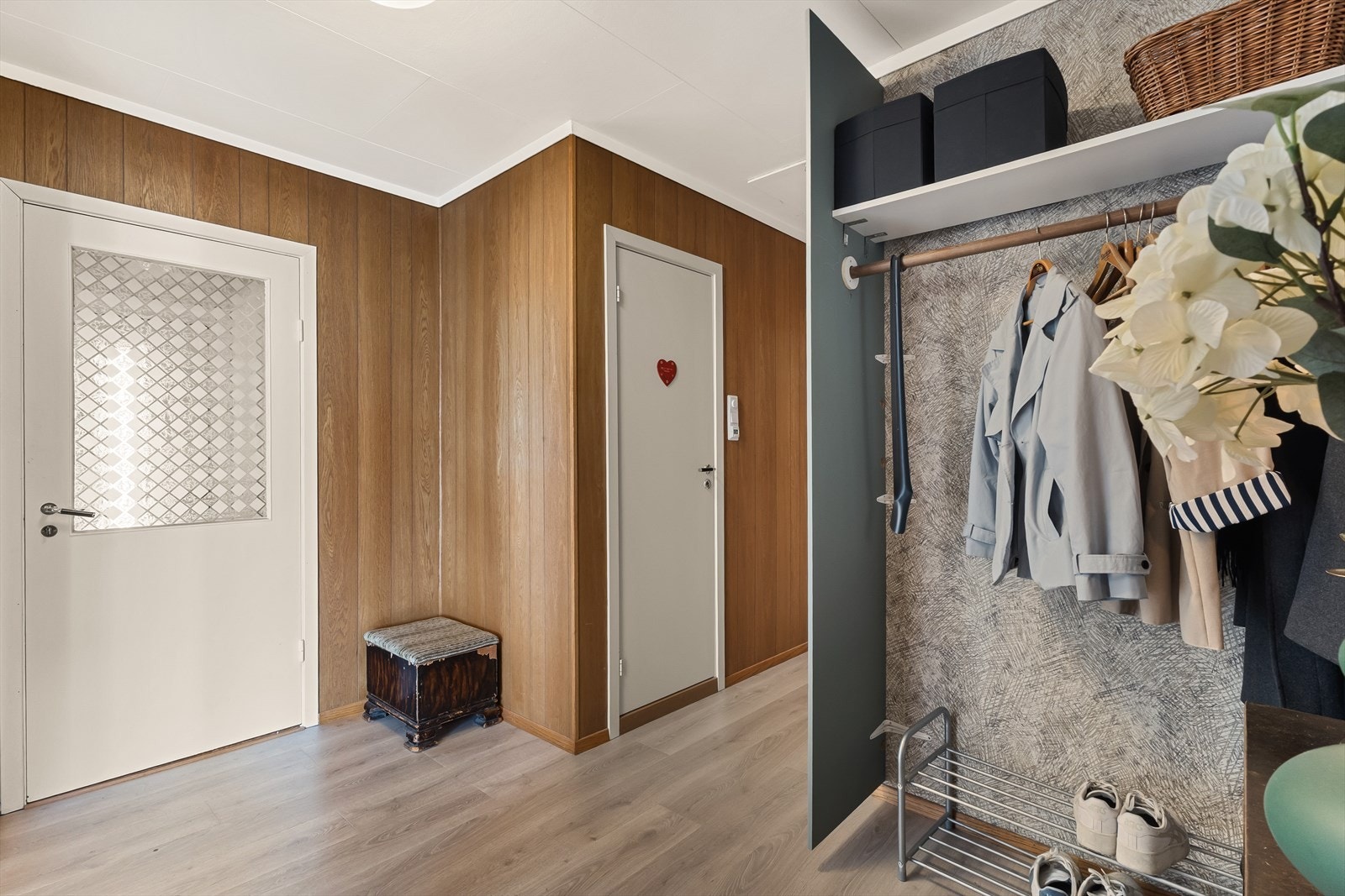 Stor og romslig entre/gang med god plass til å henge fra seg yttertøy. Galleribilde