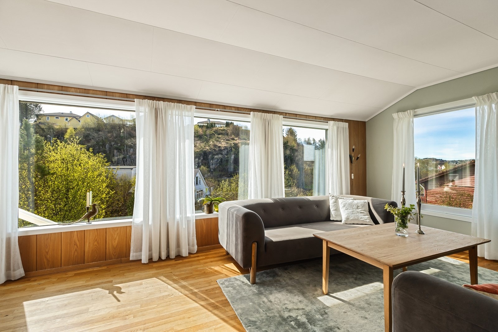 Dette gir gode møbleringsmuligheter og gjør det enkelt å skape både en sosial og en mer avslappende sone. Galleribilde