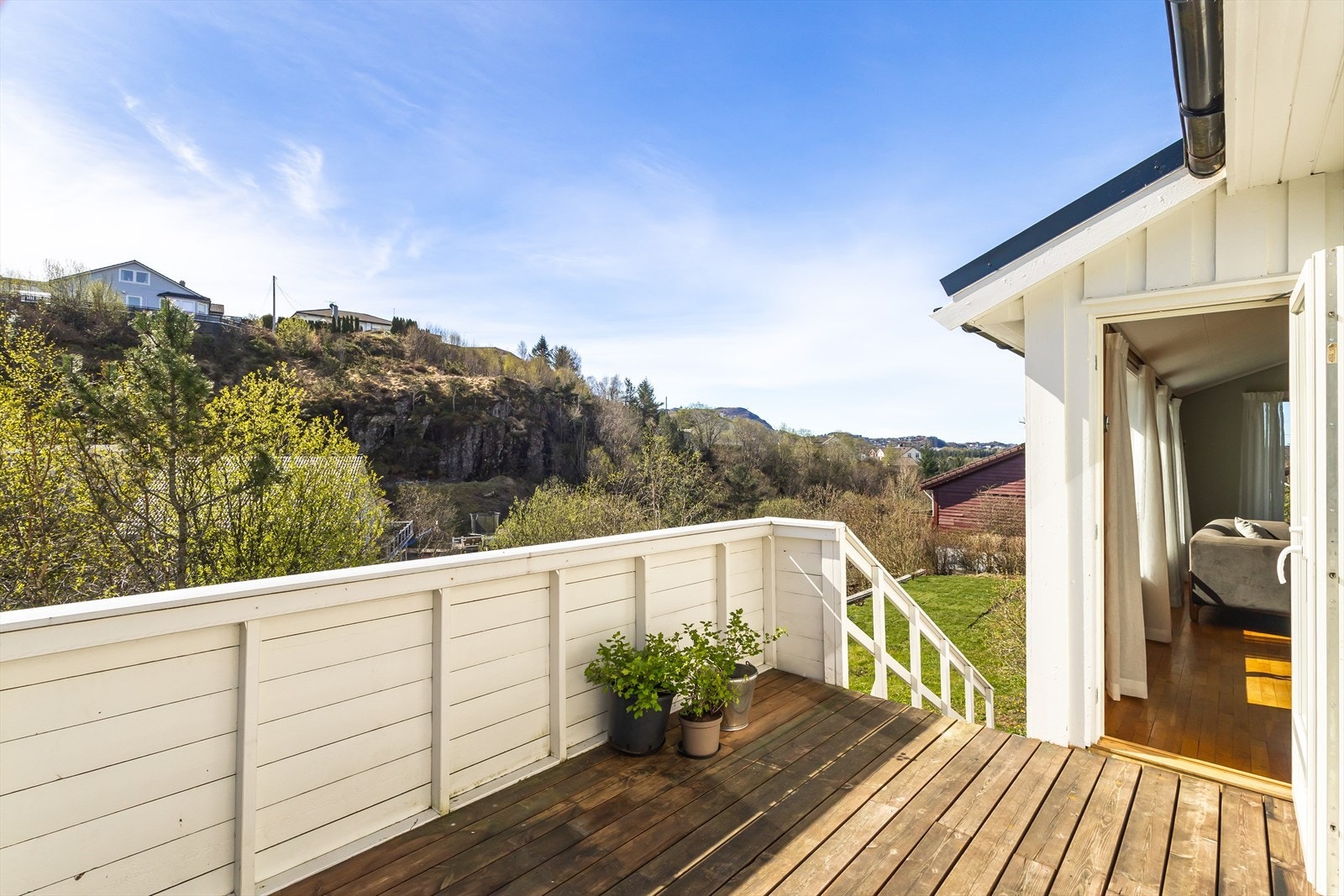 Her er det god plass til utemøbler og grill - en perfekt forlengelse av stuen i sommerhalvåret. Galleribilde