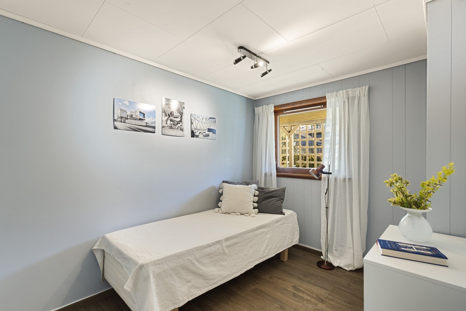 Det tredje soverommet er noe mindre, men har fortsatt plass til seng og oppbevaring. Galleribilde