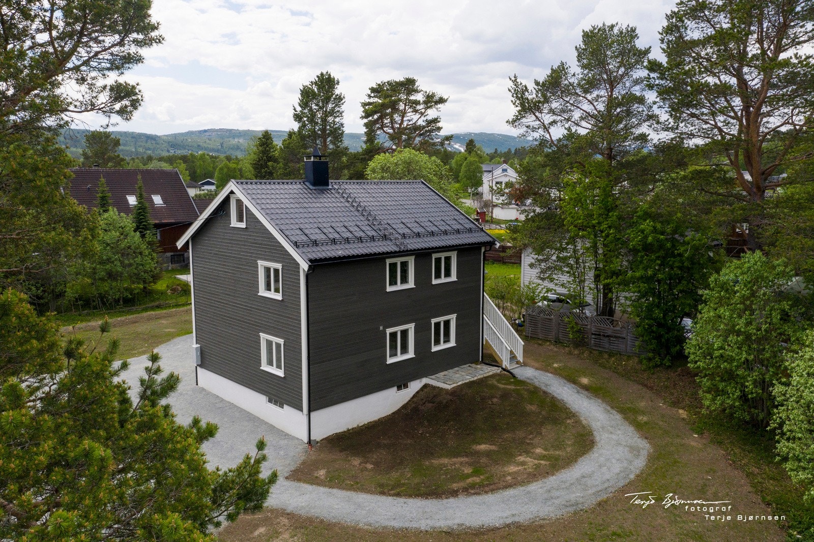Boligen ligger skjermet til og har pent opparbeidede uteområder. Galleribilde