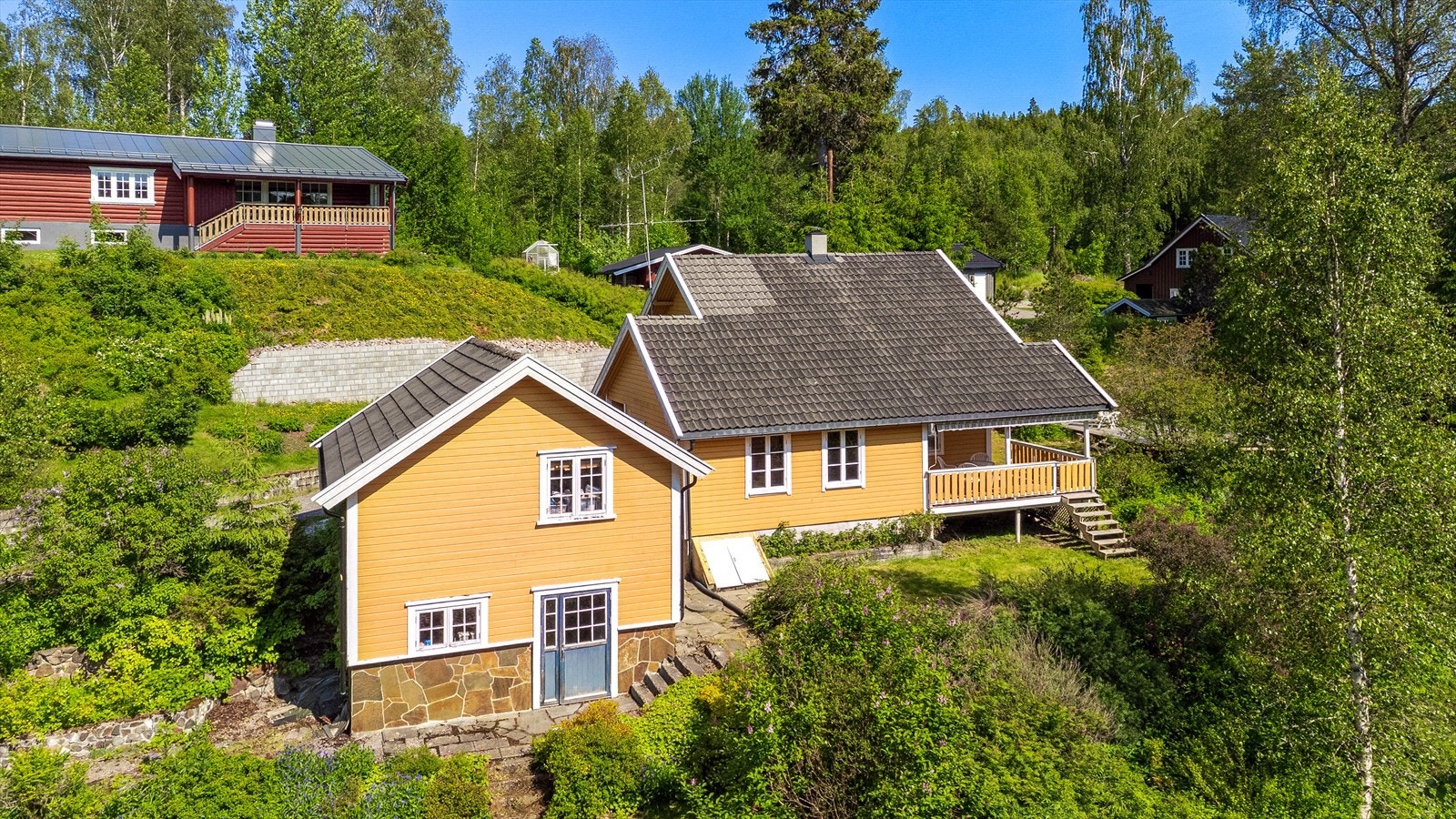 En sjarmerende enebolig med romslig planløsning og stor, solrik tomt.
Boligen trenger noe oppussing for å møte dagens standard - men her kan du skape deg ditt drømmehjem! Galleribilde