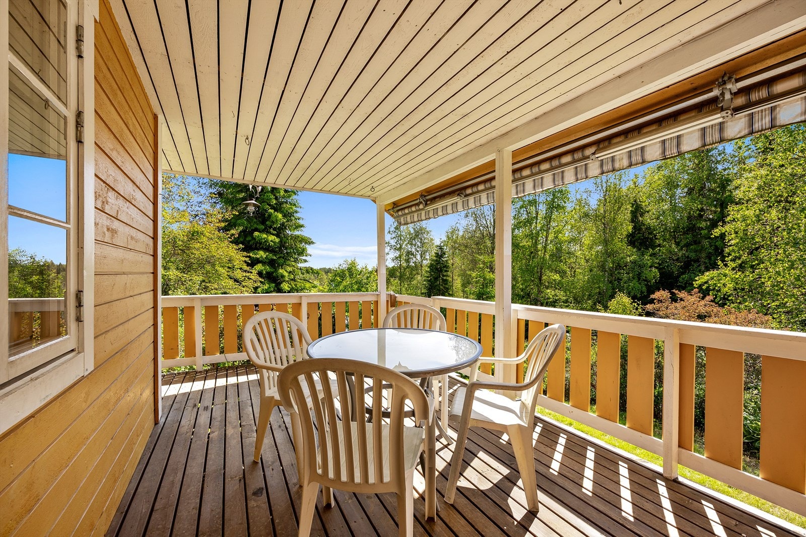 Verandaen er overbygd, og har i tillegg en markise for effektiv solskjerming. Galleribilde
