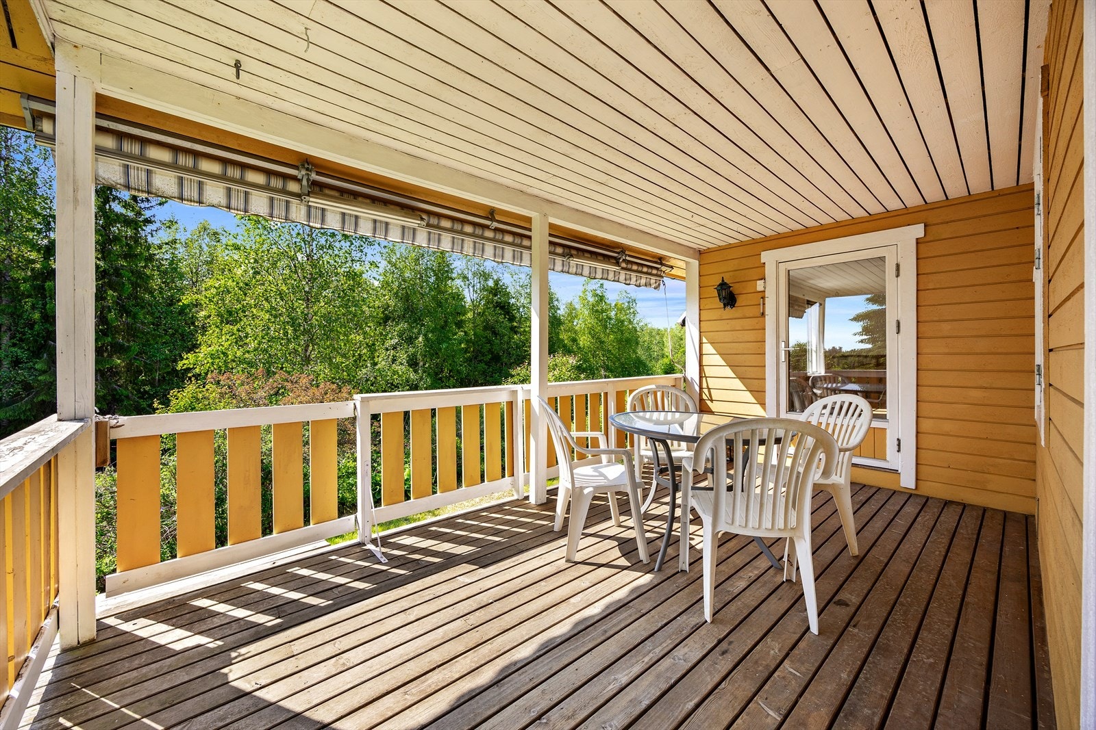 Boligen har både en overbygd veranda og en frittstående terrasse. Galleribilde