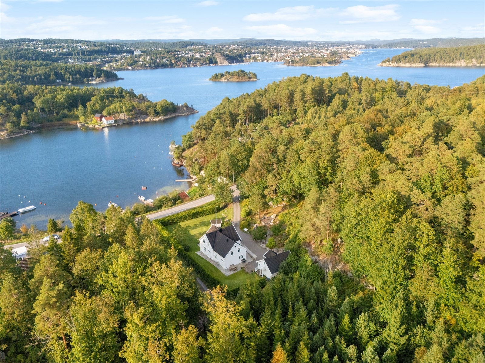 Eiendommen ligger usjenert til uten innsyn fra naboer. Lillesand sentrum sees i bakgrunnen. Galleribilde