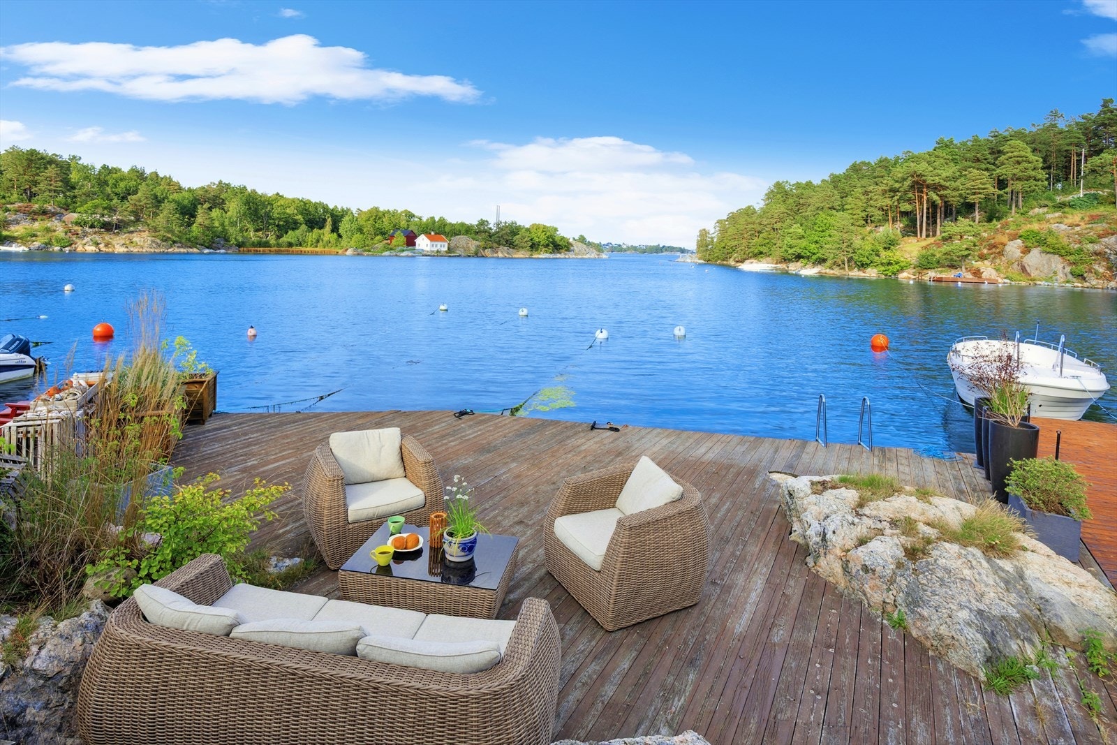 Fra sjøbua er det vid utsikt mot leia og Skallefjorden i bakgrunnen. Galleribilde