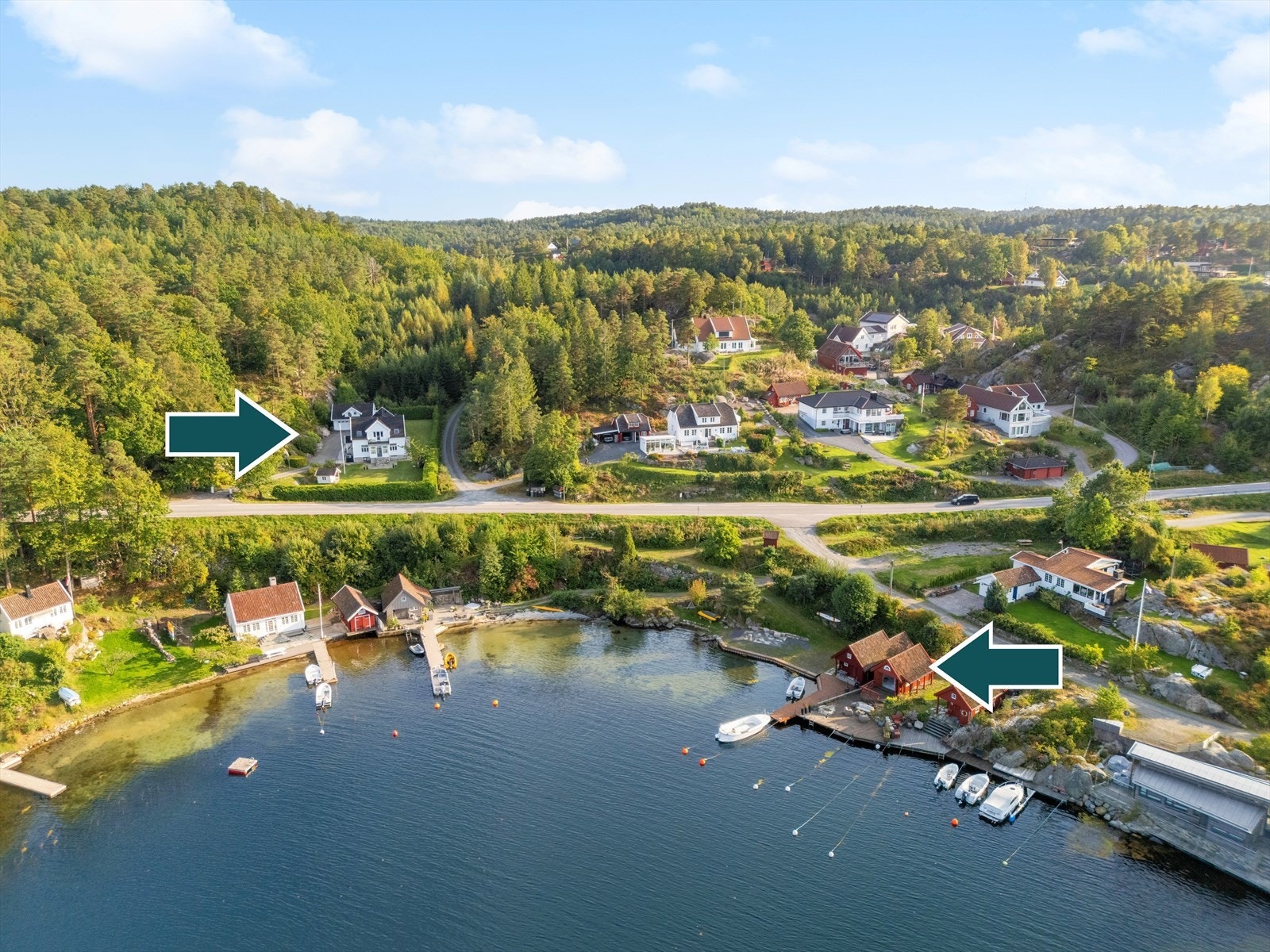 Eiendommen ligger like ved Blindleia og det er kun 150 m til egen sjøbu og brygge. Galleribilde