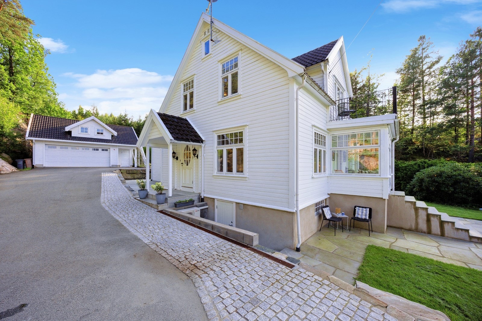 Overbygget og innbydende hovedinngang . Galleribilde