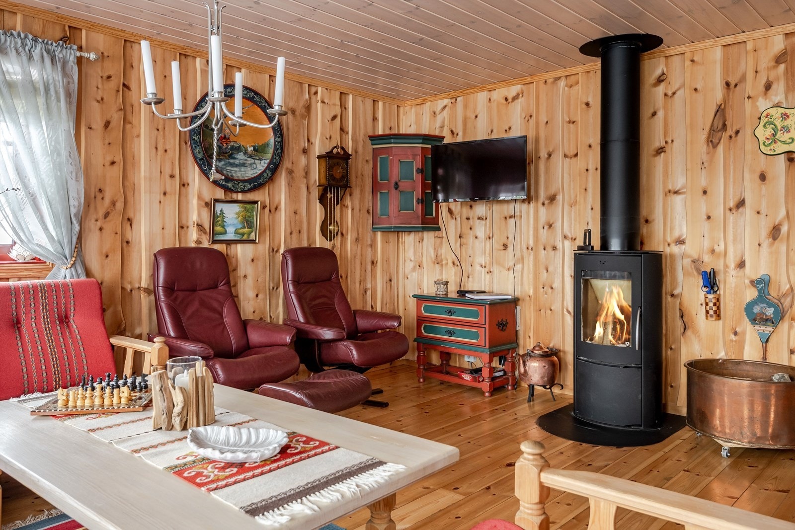 I stuen er det god plass til sofagruppe med salongbord og annet ønskelig møblement. Galleribilde