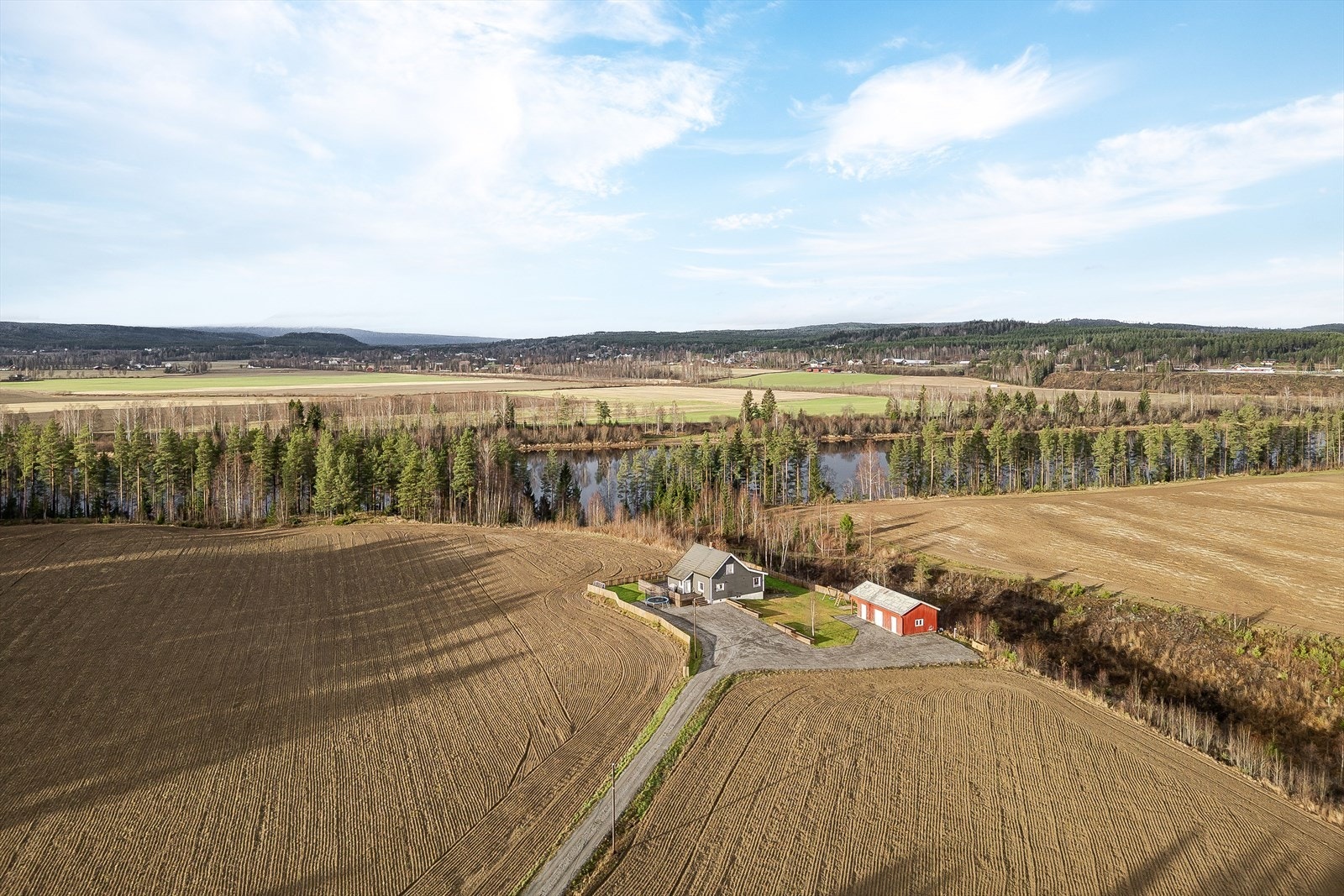 Fra eiendommen er det ca. 7,7 km til barneskole og ca. 5,4 km til barnehage. Til Elverum sentrum er det ca. 13,4 km. Galleribilde