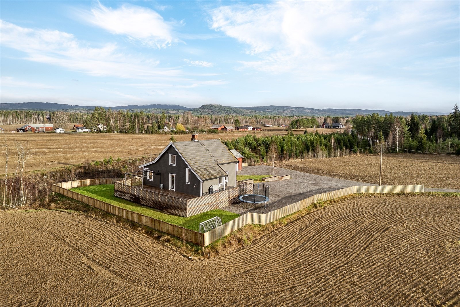 Eiendommen er også bebygd med et uthus med flere boder og god lagringsplass. Galleribilde