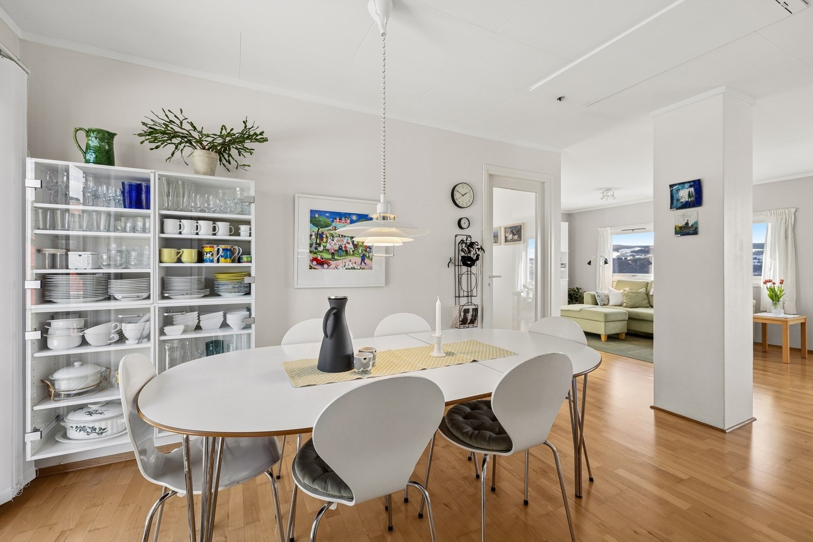 Plass til spisebord i tilknytning til oppholdsrommet gir en naturlig spiseplass. Galleribilde