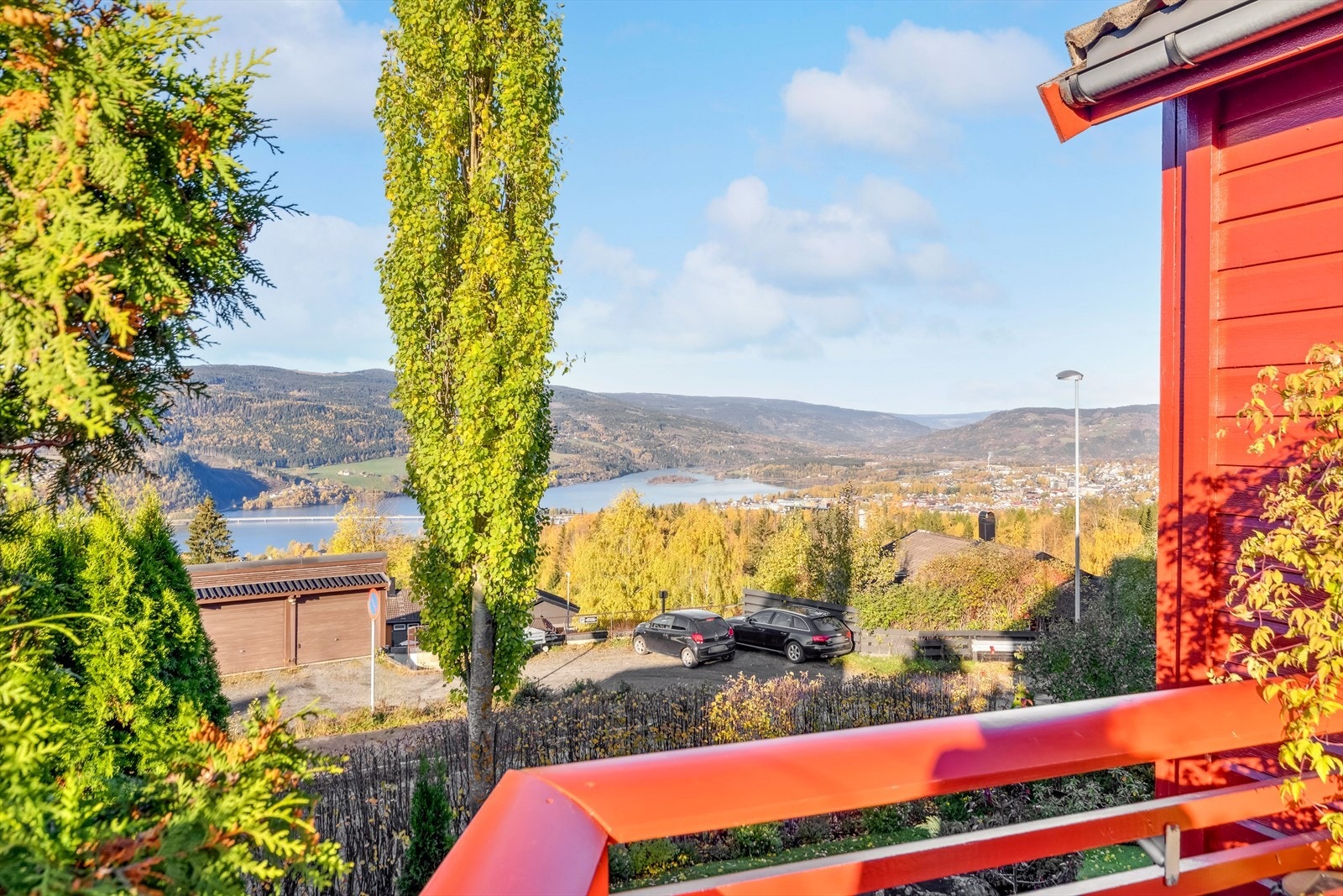 Eiendommen ligger åpent og luftig til ca 2 km opp og sør for Lillehammer sentrum. Galleribilde