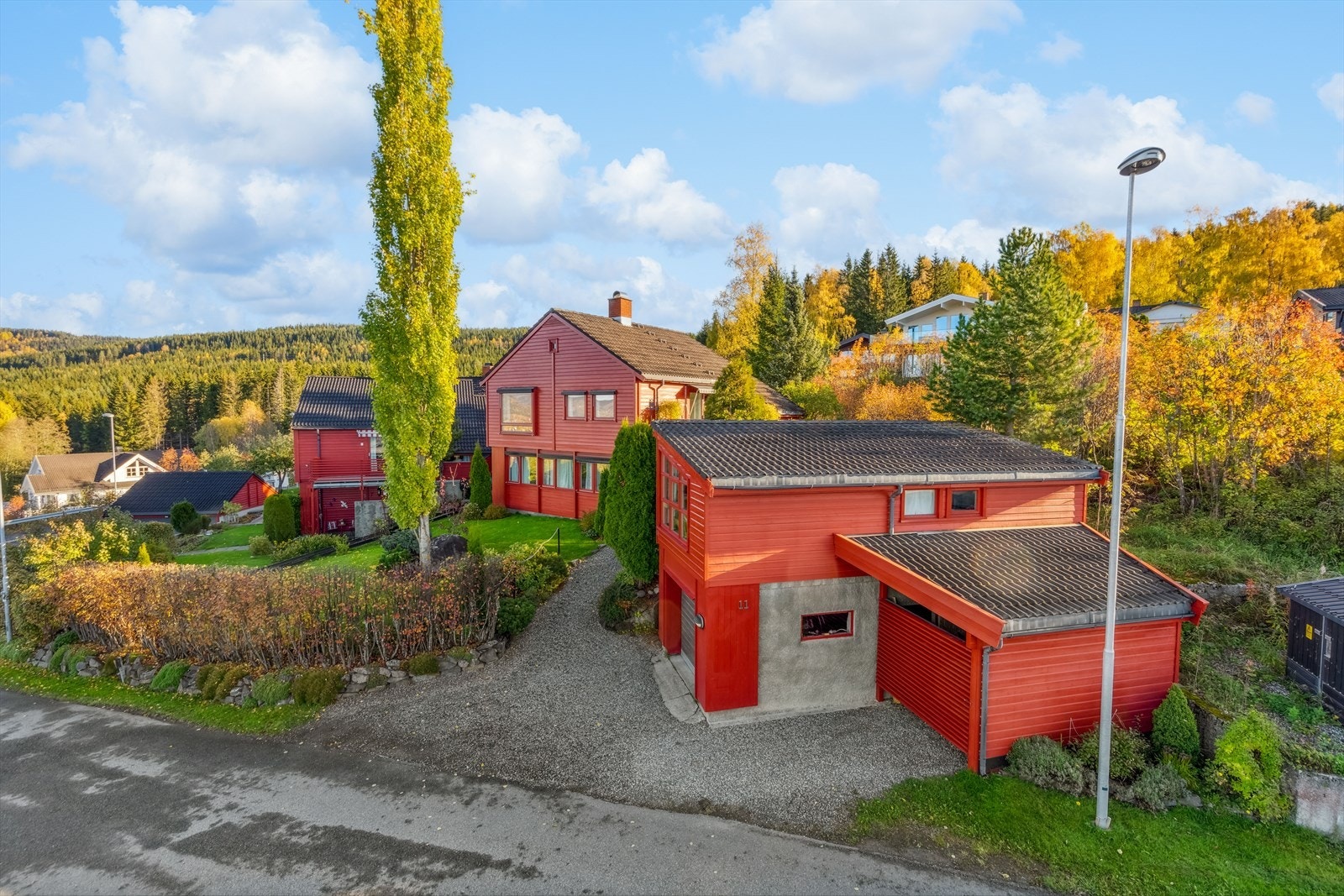 Enebolig i et etablert og rolig boligområde med tilhørende garasje. Galleribilde