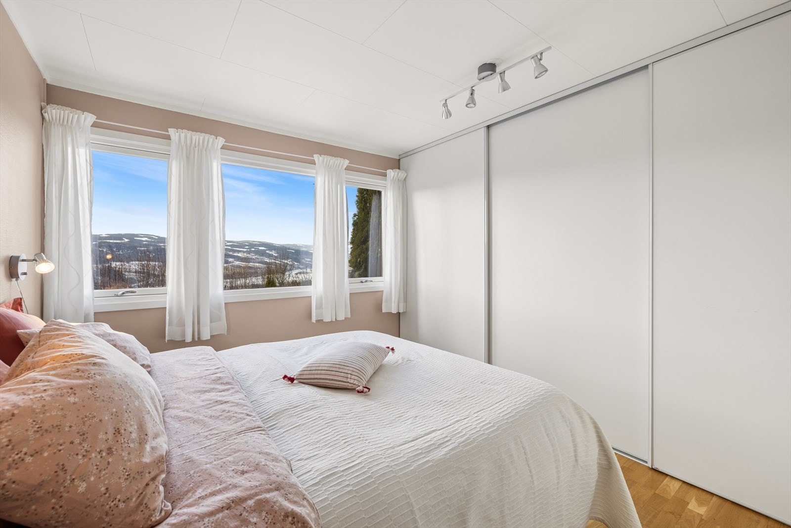 Skyvedørsgarderobe gir effektiv oppbevaring og bidrar til en ryddig soveromsløsning. Galleribilde