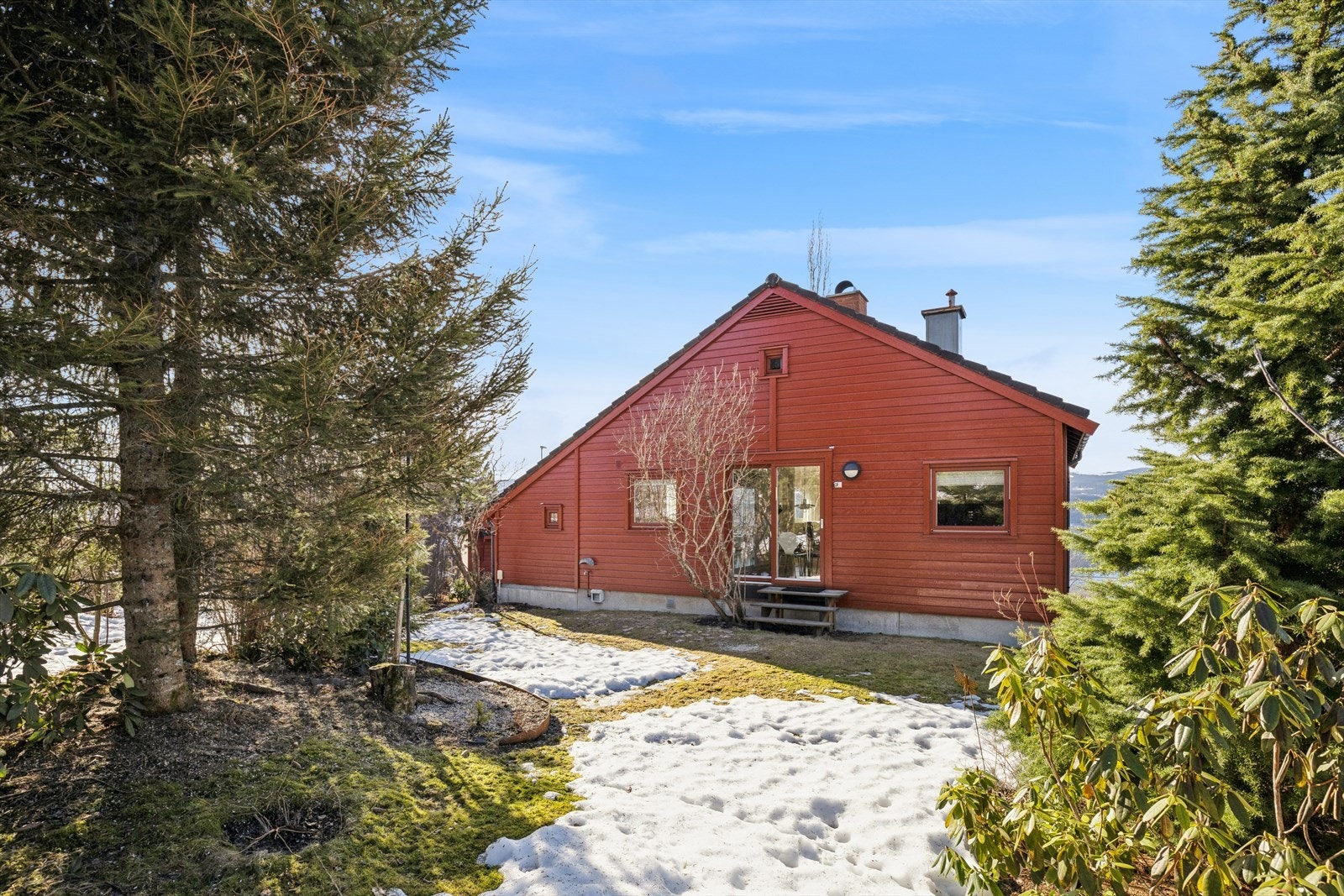 Eiendommen er pent opparbeidet med plen og beplantning. Galleribilde
