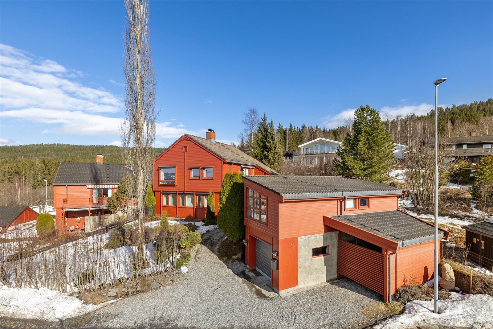 Måsåhaugen 11 ligger i et etablert og rolig boligområde i Måsåhaugen/Holteskogen, ca 2 km opp og sør for Lillehammer sentrum. Galleribilde