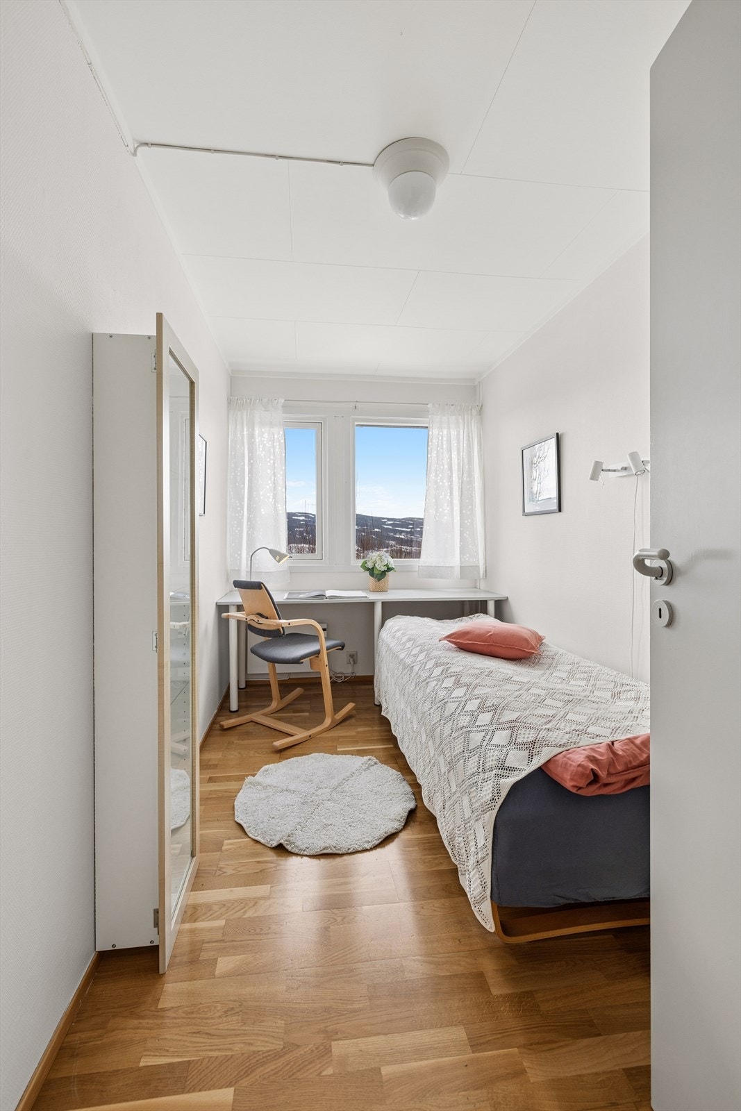 Også fra soverommene er det fin utsikt mot omgivelsene. Galleribilde