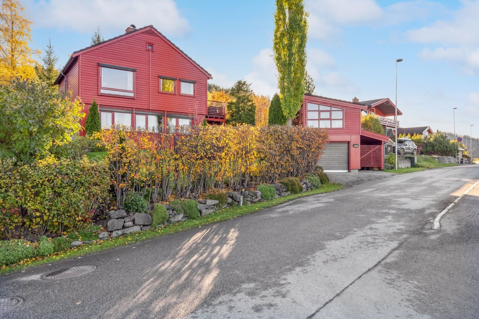 Boligen er godt plassert i et rolig boligområde. Garasje med leddport og elektrisk garasjeportåpner. Galleribilde