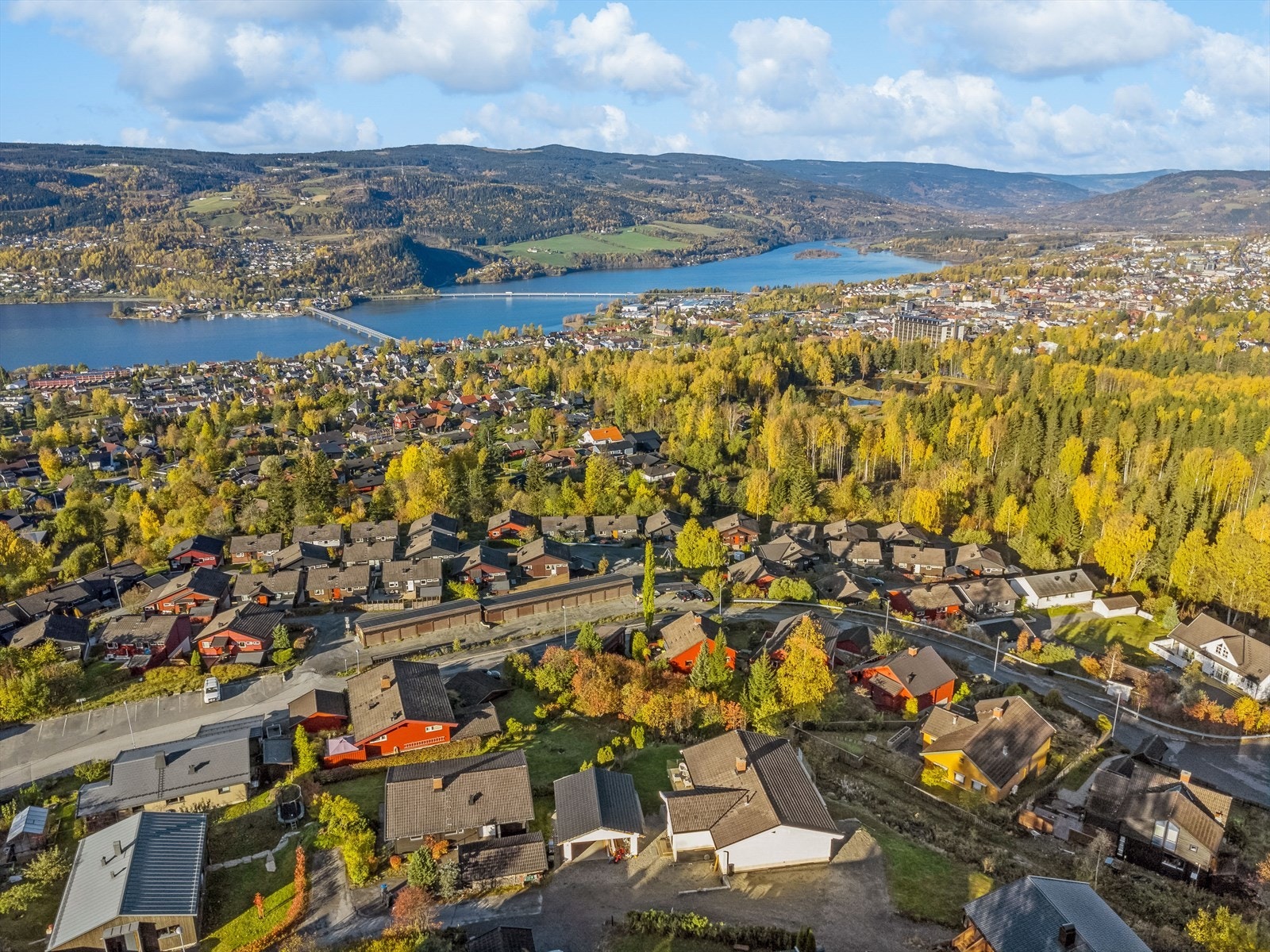 Det er gode forbindelser med offentlig transport i området, med flere bussholdeplasser i nærheten, blant annet Måsåhaugen og Maihaugen. Lillehammer stasjon ligger innen komfortabel rekkevidde og gir enkel tilgang til både tog- og bussforbindelser. Galleribilde