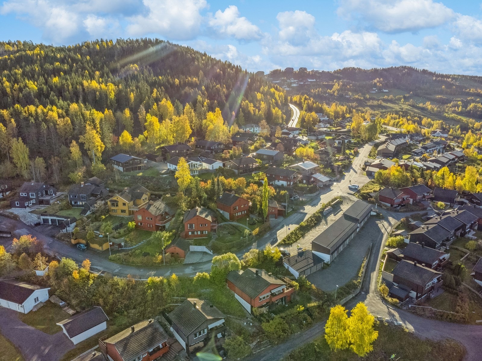 Eiendommen ligger i et etablert og rolig boligområde i Lillehammer, omgitt av grønne omgivelser og gode turmuligheter hele året. Galleribilde
