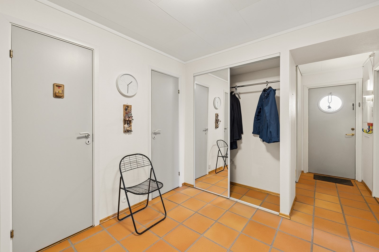 Skyvedørsgarderober gir god oppbevaringsplass i entré og gang. Galleribilde