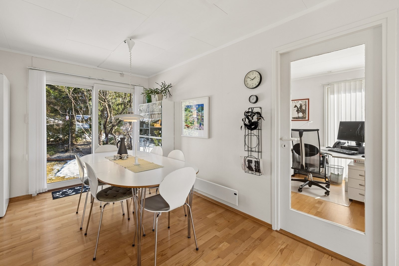 Fra spiseplassen er det skyvedører med utgang til hagen. Galleribilde