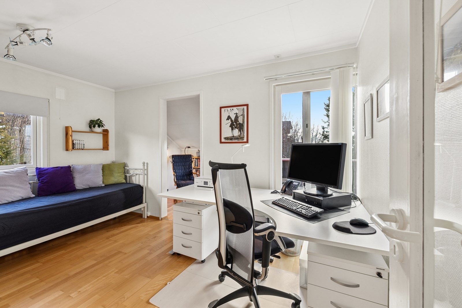 Romslig soverom som i dag er brukt til kontor. Galleribilde
