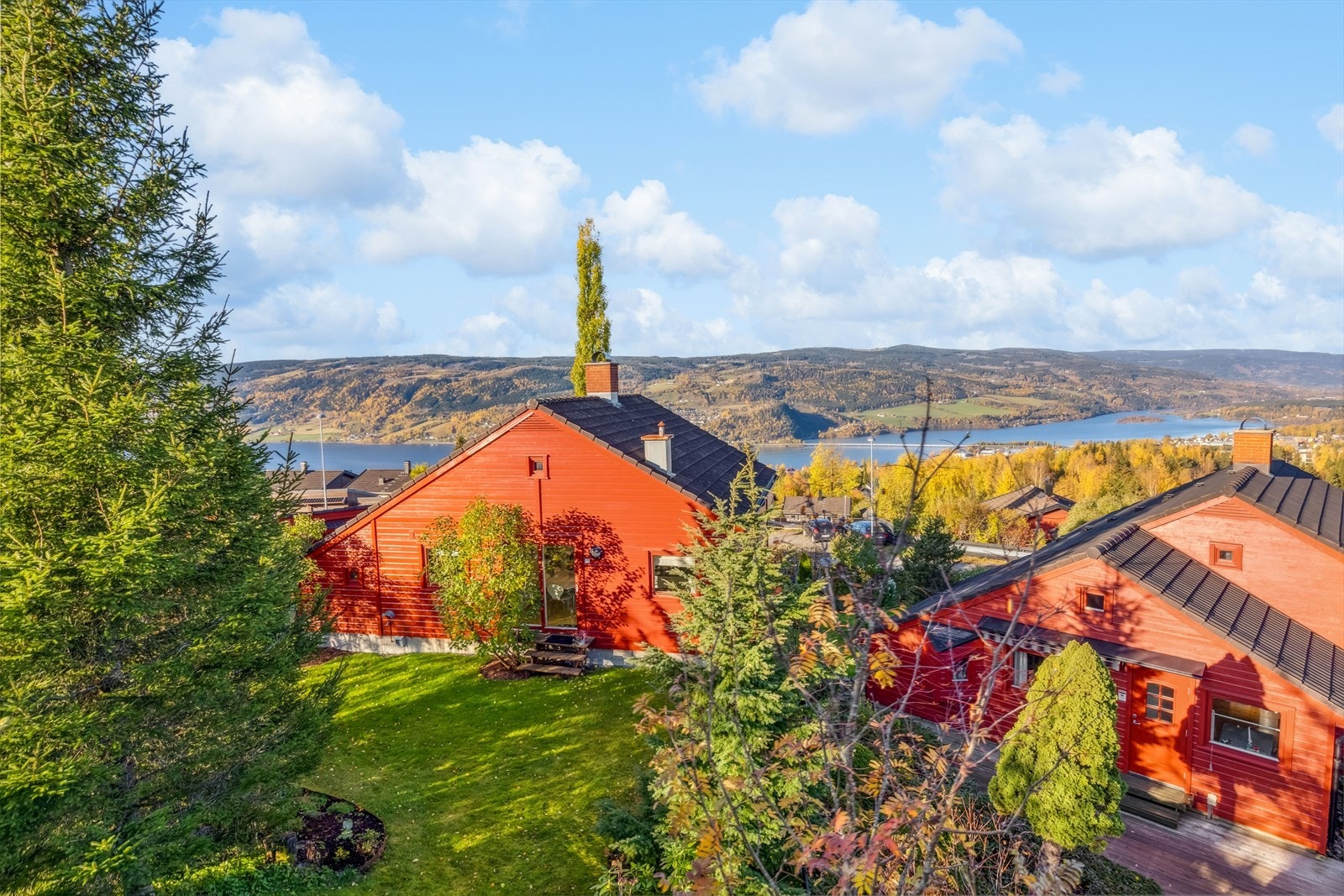 Flott utsikt mot Mjøsa fra eiendommen. Galleribilde