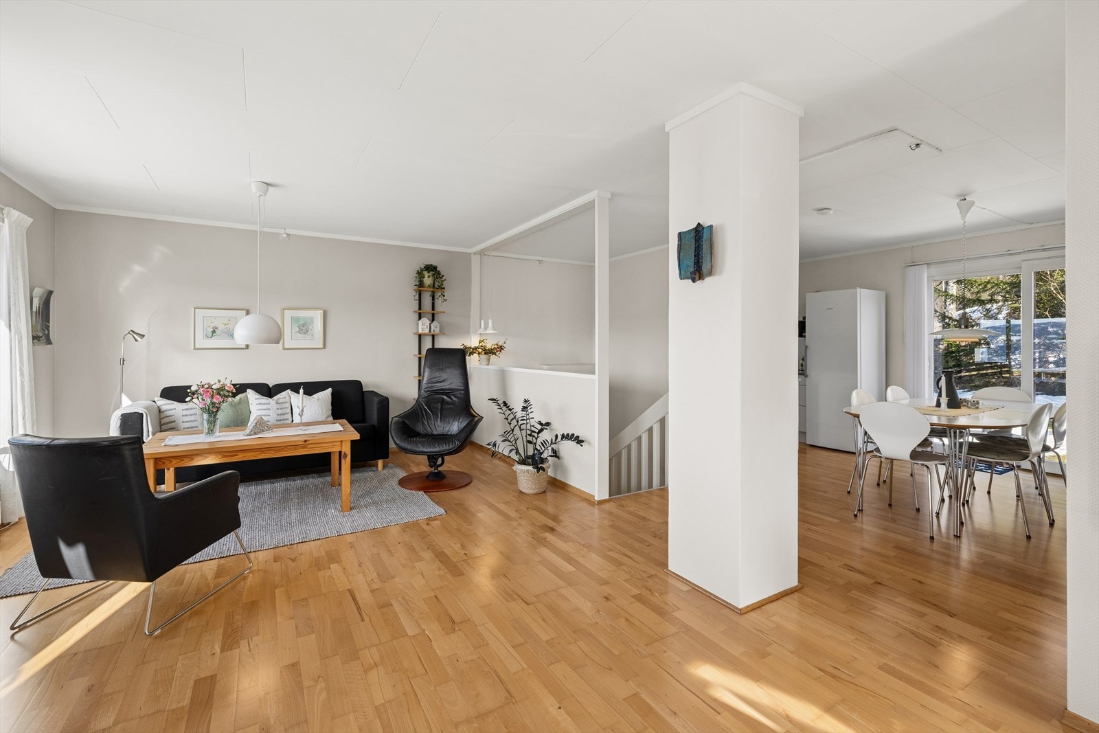 Gjennomgående lys med store vindusflater i begge ender. Galleribilde