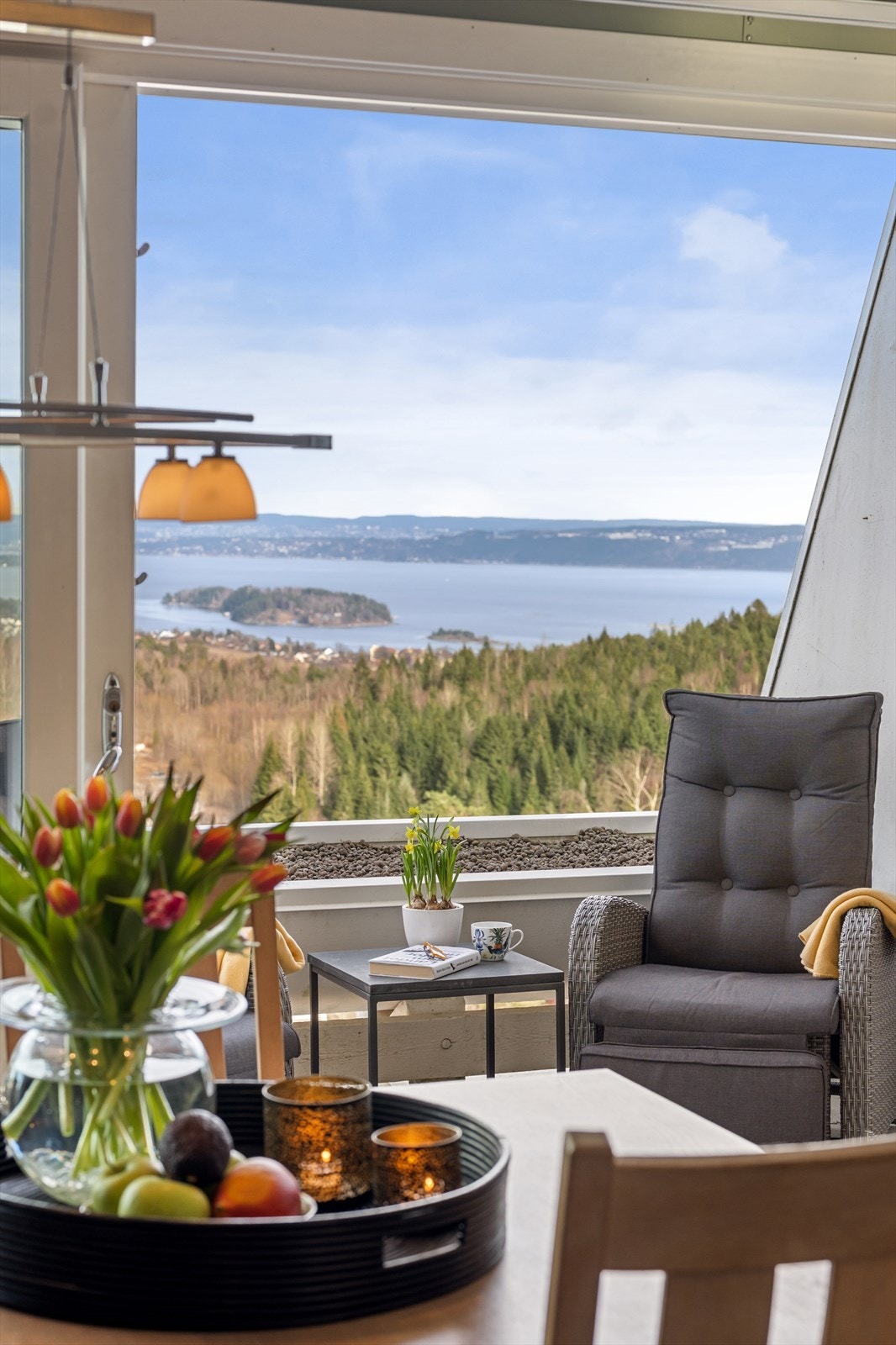 De store vindusflatene og skyvedøren bringer utsikten til både skog og fjord inn i spisestuen. Galleribilde
