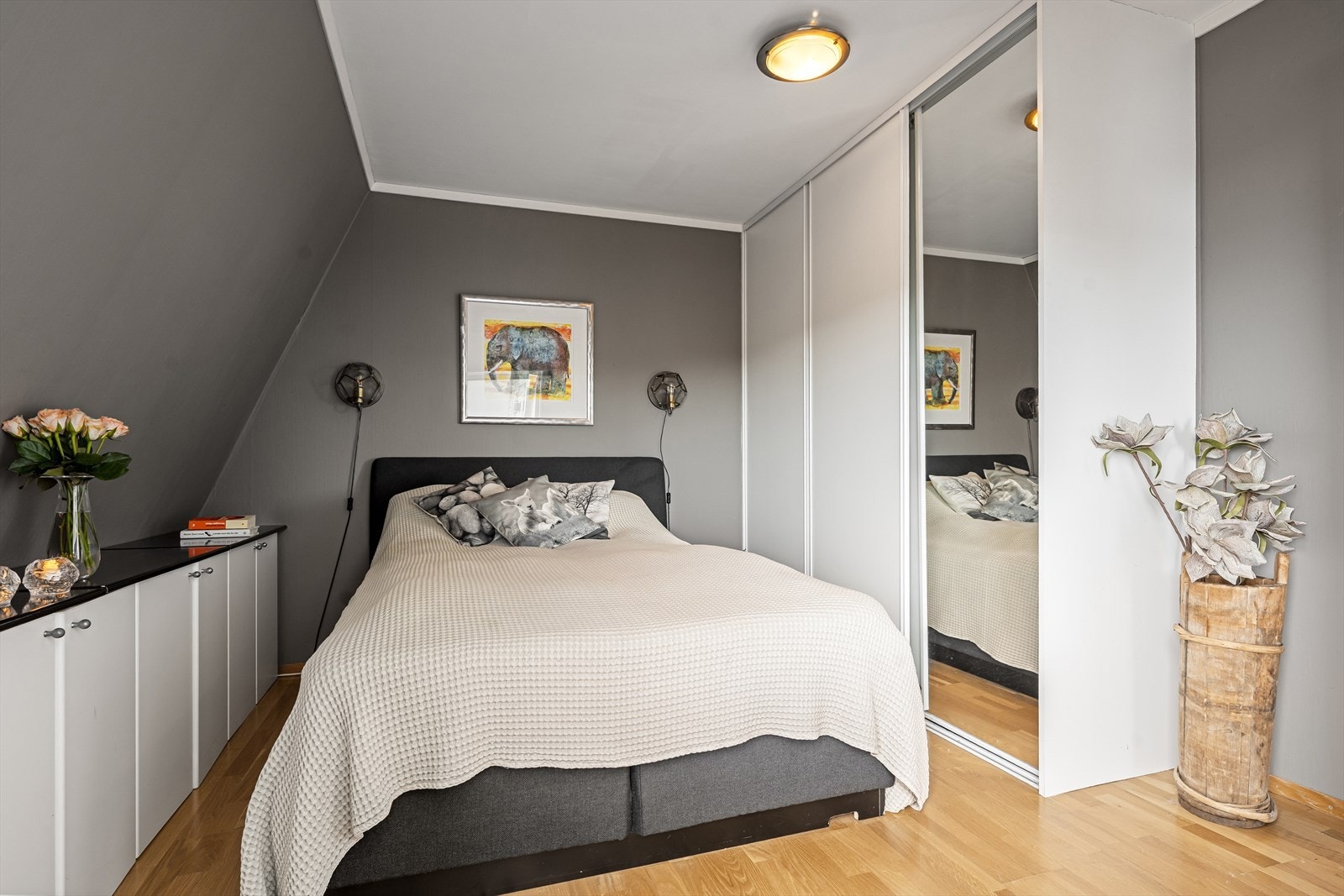 Leiligheten har i dag et soverom med adkomst fra spisestuen. Soverommet har plass til dobbeltseng og er innredet med skyvedørsgarderobe samt ekstra skap som gir gode oppbevaringsmuligheter. Galleribilde