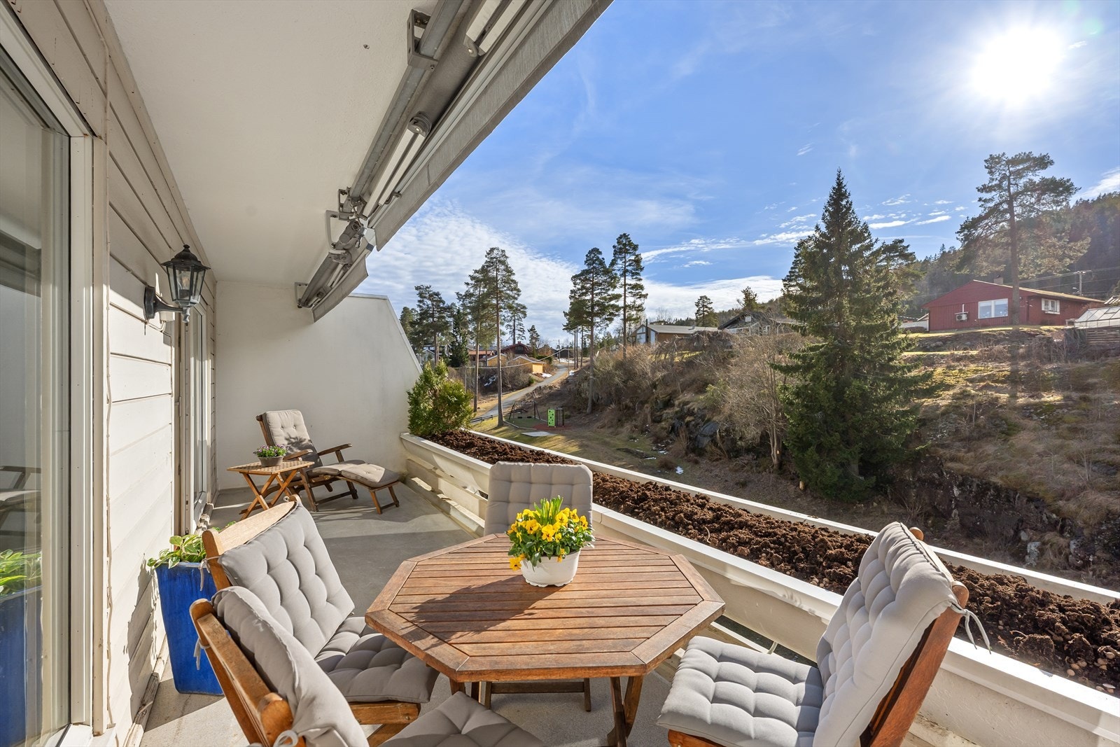 Adkomst til en delvis overbygd terrasse på ca. 14 kvm som vender mot sydvestvendt. Her sitter man lunt og tilbaketrukket med utsikt mot grønne omgivelser, og med minimalt innsyn. Galleribilde