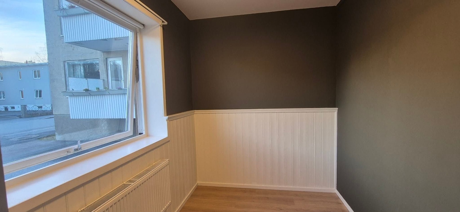 Soverom med nokk plass til en romslig dobbelseng. Galleribilde