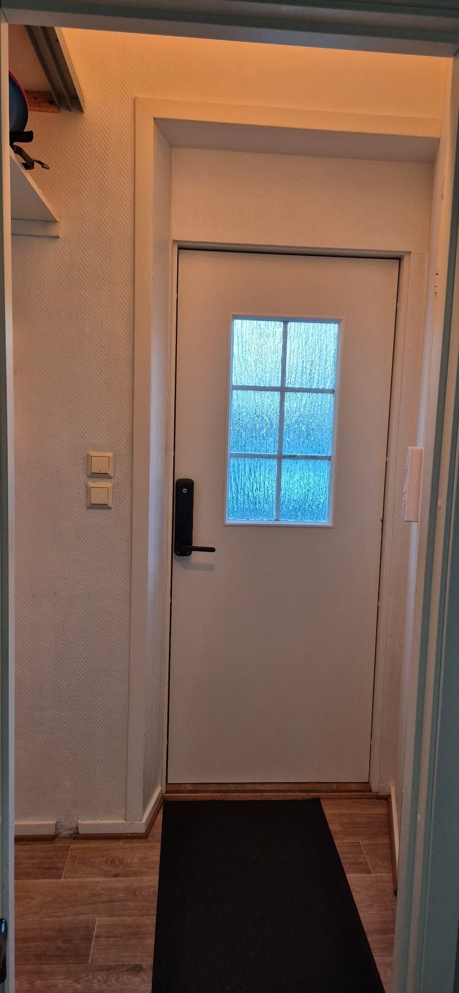 Dør med yale doorman kodelås. Galleribilde